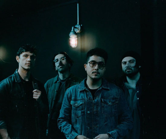 متن و ترجمه آهنگ Pale Moonlight