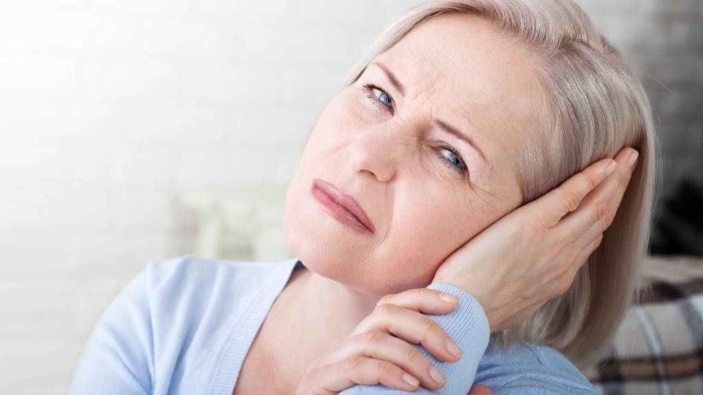 علت درد گوش بعد از انداختن گوشواره طلا مجله بدونیم 1