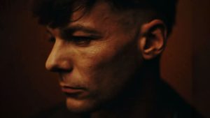 متن و ترجمه آهنگ Dark To Light