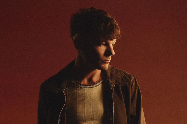 متن و ترجمه آهنگ Dark To Light