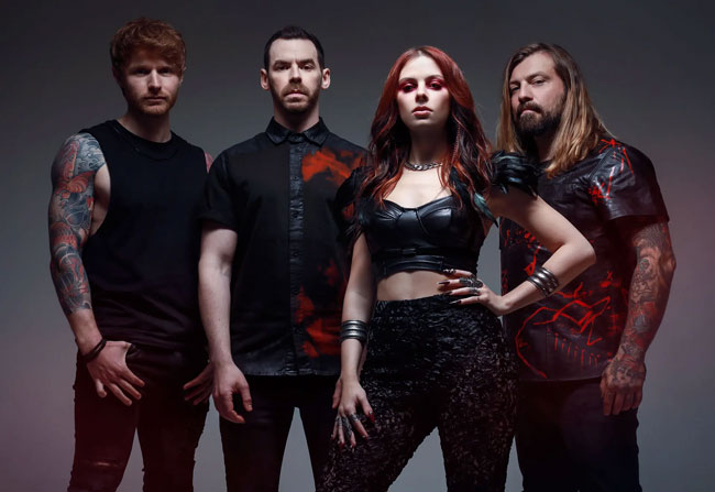 متن و ترجمه آهنگ Dancing In The Dark