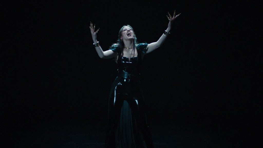 متن و ترجمه آهنگ Dancing In The Dark