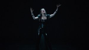 متن و ترجمه آهنگ Dancing In The Dark