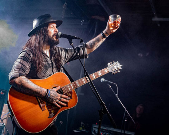 متن و ترجمه آهنگ Through the Valley