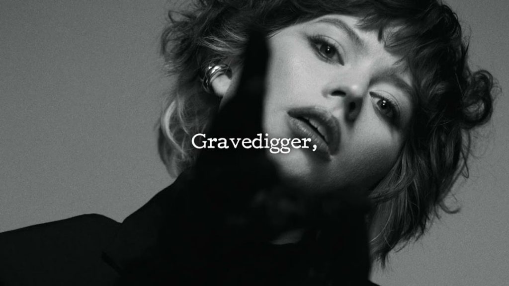 متن و ترجمه آهنگ Gravedigger
